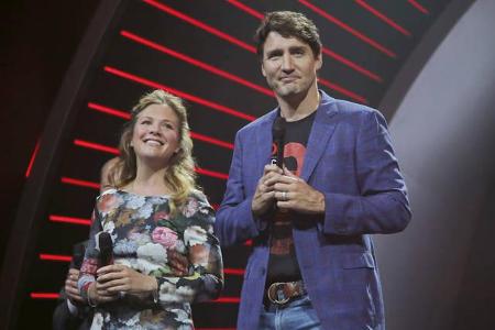 ...dem Publikum einheizen - es waren auch Politiker anwesend. Kanadas Premierminister Justin Trudeau machte sich mit seiner ...