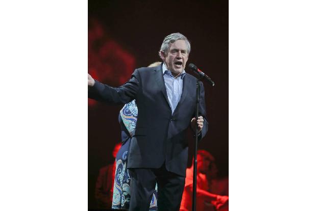 ...letzte Politiker auf der Bühne bleiben. Gordon Brown, ehemaliger Premierminister von Großbritannien, kam neben Außenminis...