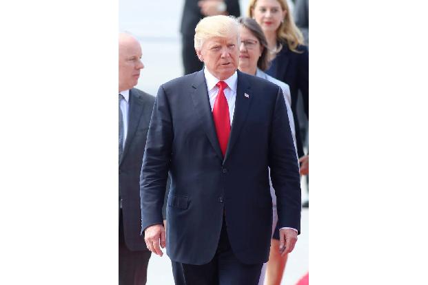 ...hatte er Polen einen Besuch abgestattet, wo - Achtung Skandal - die First Lady des Landes zuerst Melania die Hand reichte...