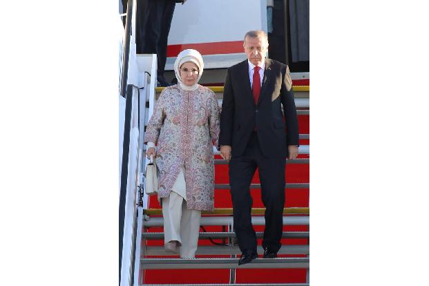 ...gestaltet sich auch das Verhältnis zu Recep Tayyip Erdoğan, der zusammen mit seiner Frau Emine in Hamburg aus dem Flugzeu...
