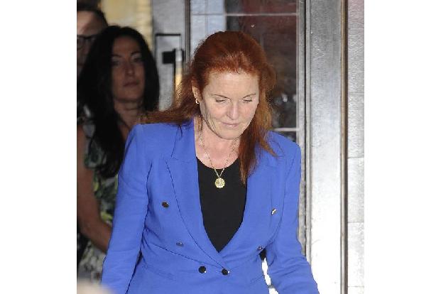 ...spaziert: Niemand anderes als seine Exfrau Sarah Ferguson, mit der Andrew von 1986 bis 1996 verheiratet war. So so, die b...