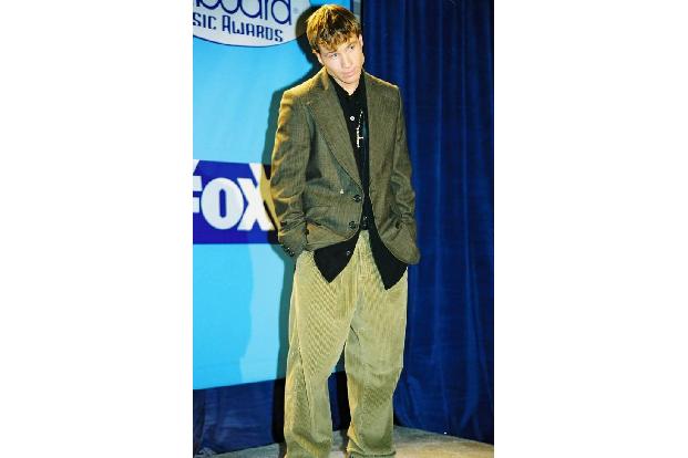 ...seit den 90ern ein paar Falten dazugekommen, aber seinem Stil blieb er irgendwie treu. Der 42-Jährige war schon immer ein...