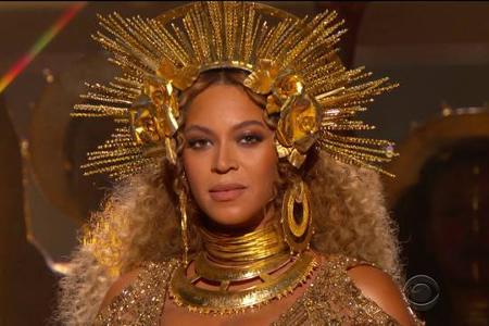 ...Beyoncé, die ihrer Meinung nach nicht ganz so heilig ist, wie sie der Welt vorspielt. 