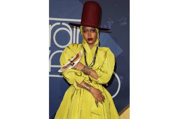 ...auch von Erykah Badu etwas anhören. Die Sängerin war 2015 Gastgeberin der Soul Train Music Awards und meinte: 