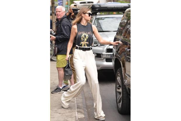 Kann man sich ein Topmodel wie Gigi Hadid wirklich beim Headbangen und Pommesgabel in die Luft strecken vorstellen? Eigentli... Kann man sich ein Topmodel wie Gigi Hadid wirklich beim Headbangen und Pommesgabel in die Luft strecken vorstellen? Eigentli...