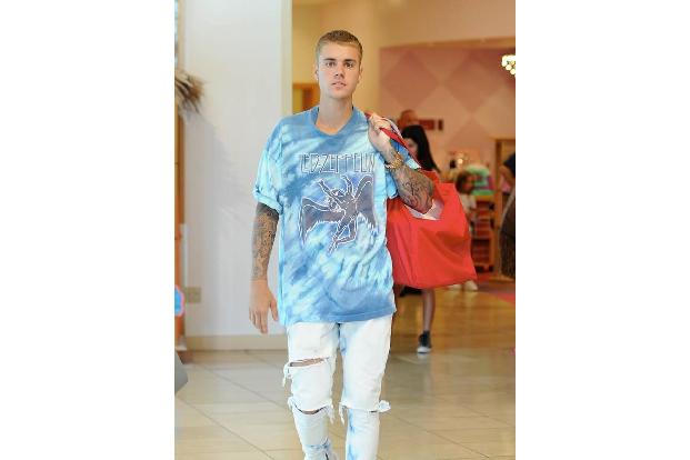 ...hat sie da etwas mit ihrem Kollegen Justin Bieber gemeinsam, der laut seines leicht psychedelisch angehauchten Shirts ebe...