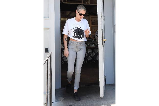 ...verrückt, dieser Modetrend mit den Band-Shirts - könnte Kristen Stewarts Top mit dem Schriftzug 'Madness' sagen wollen. D...