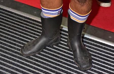 ...einzig wahre Schuhwerk dieser Tage sieht man hier: Wer steckte wohl in den Gummistiefeln mit den schicken Kniestrümpfen? ...