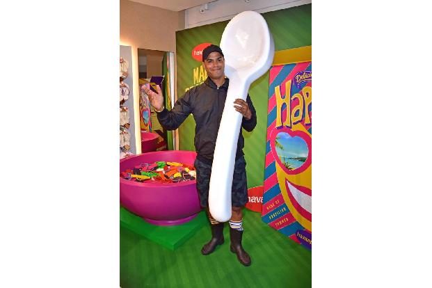 ...aber ohne Gummistiefel. Es ist Patrice Bouédibéla, der ebenfalls viel Spaß mit dem überdimensionalen Löffel hatte. Ebenfa...