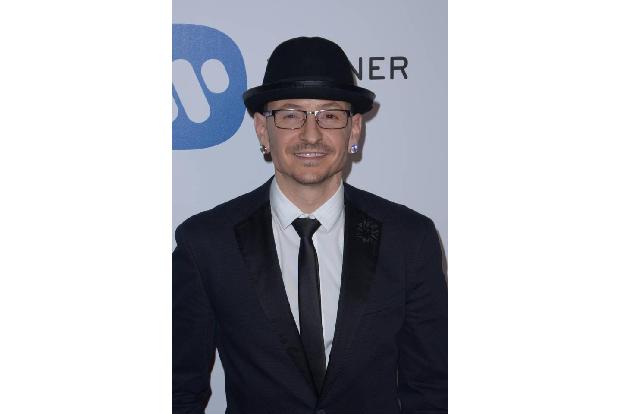 Mit nur 41 Jahren nahm sich der Frontmann der Gruppe Linkin Park am Mittwoch das Leben. Er hinterlässt sechs Kinder und eine... Mit nur 41 Jahren nahm sich der Frontmann der Gruppe Linkin Park am Mittwoch das Leben. Er hinterlässt sechs Kinder und eine...