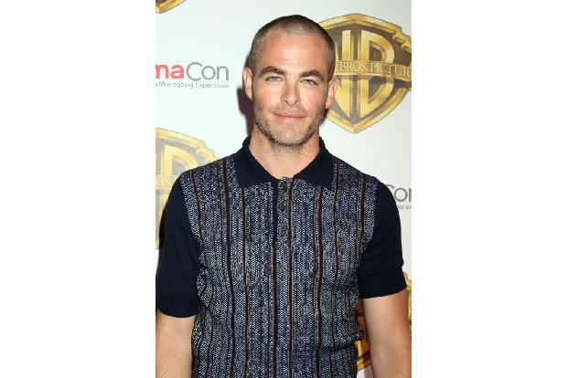 ..bislang skandalfreien Chris Pine dagegen kommen durch die Glatze seine stahlblauen Augen noch mehr zur Geltung. Und einen ...