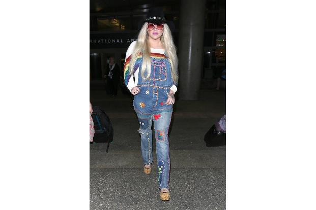 ...sexy, dafür mega-hip war die Variante, die Sängerin Kesha am Flughafen präsentierte: Ihre lässige Jeans-Latzhose war über...