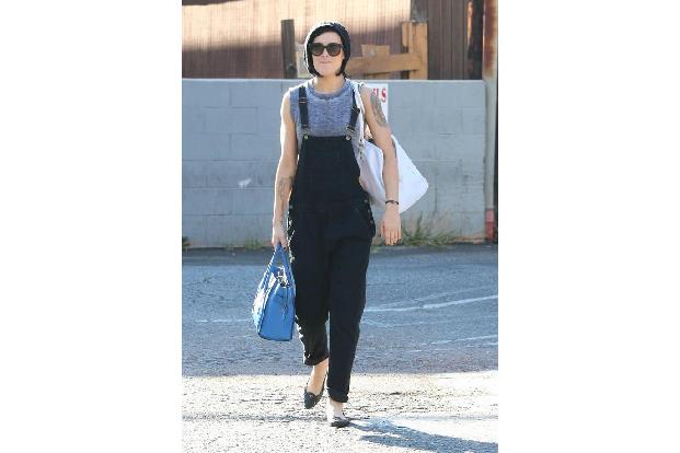 ...oversized war dagegen das Modell von Schauspielerin Rumer Willis. Übrigens: Die Latzhose wurde in den USA als Arbeiterkle...