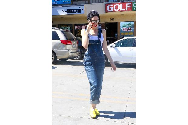 ...ein Farmer sieht No-Doubt-Star Gwen Stefani allerdings so gar nicht in ihrem Overall aus. Ein bisschen hochgekrempelt und...