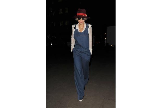 ...in Richtung Femme Fatale bewegte sich Rita Ora in diesem Overall - dank Sonnenbrille und Hut. Wir finden: Eine Latzhose i...