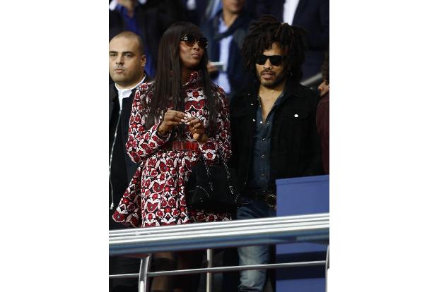 ...waren übrigens nicht die einzigen Stars im Stadion: Naomi Campbell und Lenny Kravitz wurden ebenfalls in trauter Zweisamk...