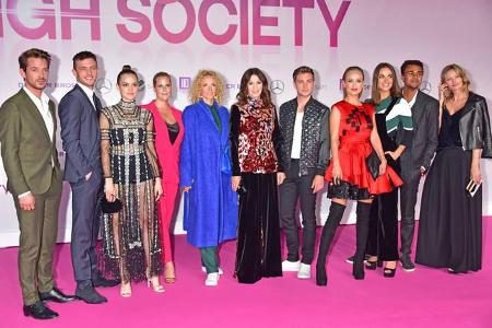 Da stand die Crew von 'High Society' noch artig: Marc Benjamin, Jannis Niewöhner, Emilia Schüle, Katja Riemann, Iris Berben,...