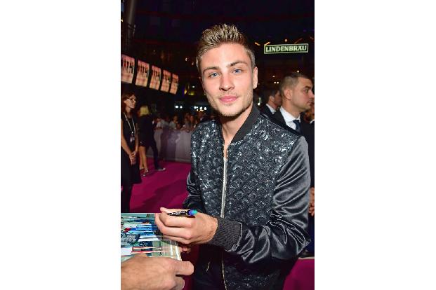 ...Jannik Schümann auf dem roten Teppich des Sony Centers dann doch noch ernst sein konnte - für seine Fans schrieb er brav ...