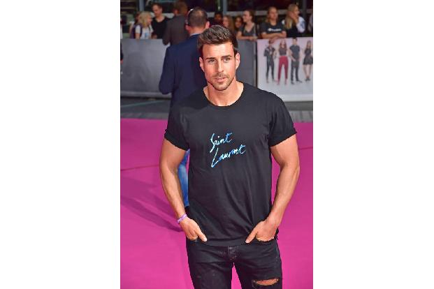 ...man Ex-Bachelor Leonard Freier so betrachtete... Aber der ist ja auch kein Teil von 'High Society'.