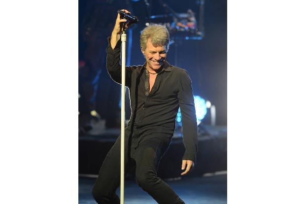 ...würde auch irgendwie zu Jon Bon Jovi passen, oder nicht? Für seinen ersten Job fertigte der Rockstar Weihnachtsdekoration...