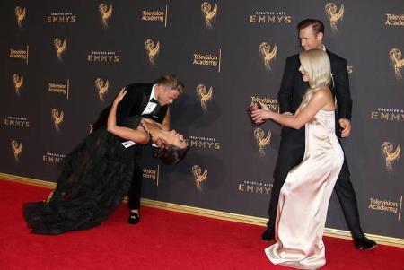 ...es kaum fassen konnte, was ihr Bruder Derek Hough da mit seiner Freundin Hayley Erbert auf dem roten Teppich anstellte. W...