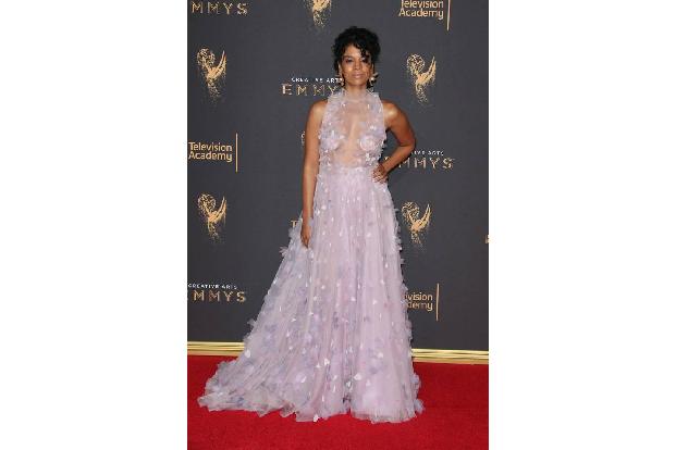 ...Susan Kelechi Watson, die Serienfans aus 'This is Us' kennen dürften. Zarte Pastellfarben und romantische Looks dominiert...