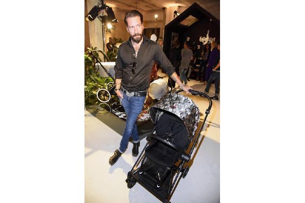 ...Alec Völkel von The BossHoss der Kinderwagen wirklich gut steht - da könnte man sich doch schon überlegen, an Baby Nummer...