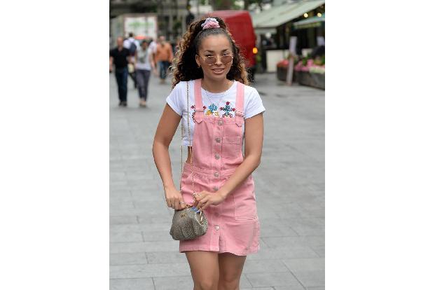 ...als Kleidvariante wie bei Ella Eyre, Vergangenheit, doch man sieht: Die Latzhose ist ein It-Piece, das sich schon lange a...