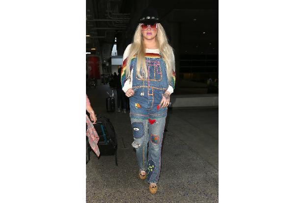 ...Optionen offen hält. Kesha beispielsweise verschönerte ihr Teil mit Patches. Aber es geht natürlich noch um vieles bunter...