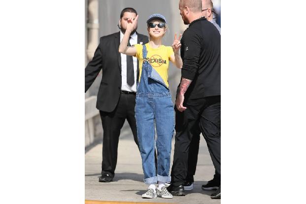 ...klassische Latzhose kann was: Darunter ein aussagekräftiges T-Shirt und fertig ist der Celebrity-Look à la Hayley William...