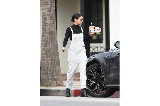 ...und schon fast elegant sah Vanessa Hudgens mit ihrer Latzhose aus. Man kann sagen, was man will - diese Dinger sind derze...