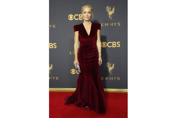 Die Emmy Awards lieferten in diesem Jahr modisch wieder einiges. So auch Gillian Anderson in ihrem Traum aus Samt. Was für v... Die Emmy Awards lieferten in diesem Jahr modisch wieder einiges. So auch Gillian Anderson in ihrem Traum aus Samt. Was für v...