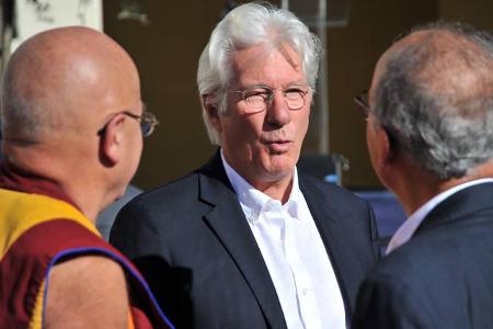 ...mit dem Dalai Lama austauschen konnte. Übrigens war der Schauspieler nicht immer Buddhist, sondern fand erst auf einer Ne...
