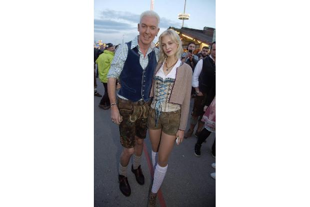 ...Scooter-Frontmann H.P. Baxxter mit Freundin Lysann. Und die beiden ja fast im Partnerlook. Tja, die Wiesn und das Käferze...