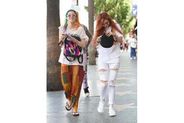 ...mit ihrer Schwester Dani in Los Angeles zum Shopping verabredete. Ob sie auch die Geldbörse eingesteckt hatte? Wie auch i...