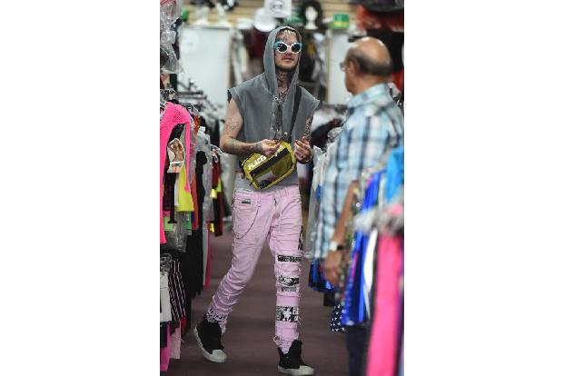 ...Lil Peep - mit einem Make-up-Pinsel bewaffnet - modisch Angst und Schrecken beim Ladenbesitzer verbreitete. Denn so wirkl...