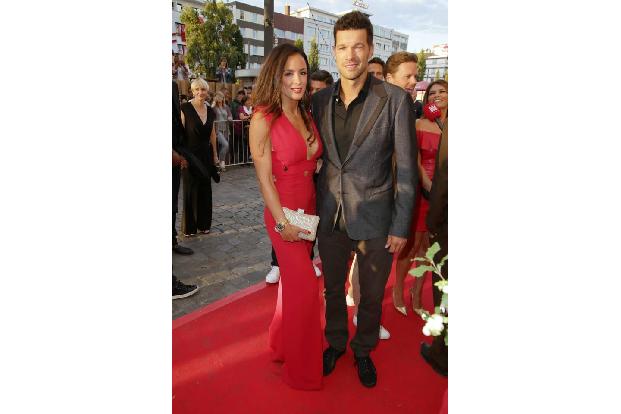 ...waren die Beziehungsverhältnisse von Michael Ballack und Natacha Tannous schon klarer und auch sie trug eine rote Robe. A...