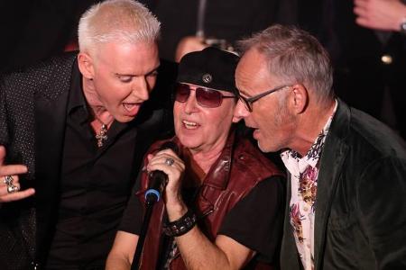 ...die Stimmung sogar so ausgelassen, dass Scorpions-Ikone Klaus Meine zusammen mit Scooters HP Baxxter und Reinhold Beckman...