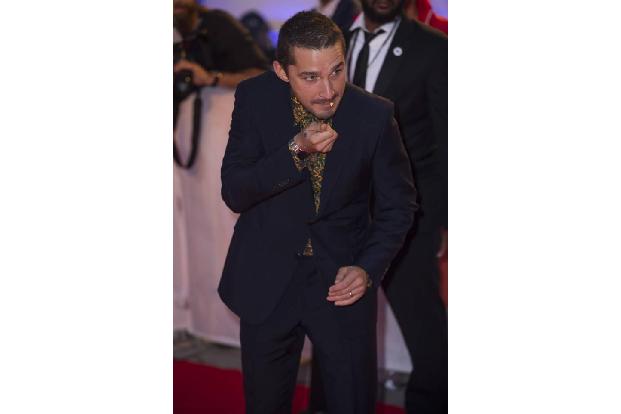 Als Enfant terrible von Hollywood ist ein normales Verhalten auf einem roten Teppich irgendwie langweilig. So aß Shia LaBeou...