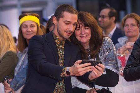 ...Shia bei seinen Fans schon zum umgänglichen Star aus der Traumfabrik wird. Wenigstens für sie weiß sich der skandalträcht...