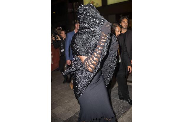 ...Grace Jones ohne Sophie Fiennes fernab des roten Teppich dann doch etwas kamerascheu war und sich lieber versteckte. Alle...