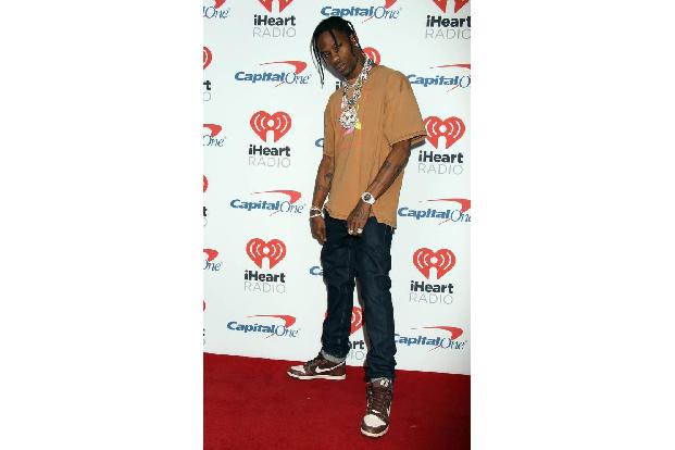 ...Bald-Papa Travis Scott - falls noch nicht bekannt: Seine Freundin Kyle Jenner ist schwanger - entschied sich für gedeckte...