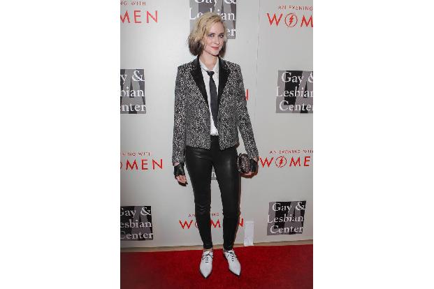 ...stellt man fest: Evan Rachel Wood hat ihre Liebe zu Sakkos und Hosen nicht erst in jüngster Zeit entdeckt. Dieses Selbstb...