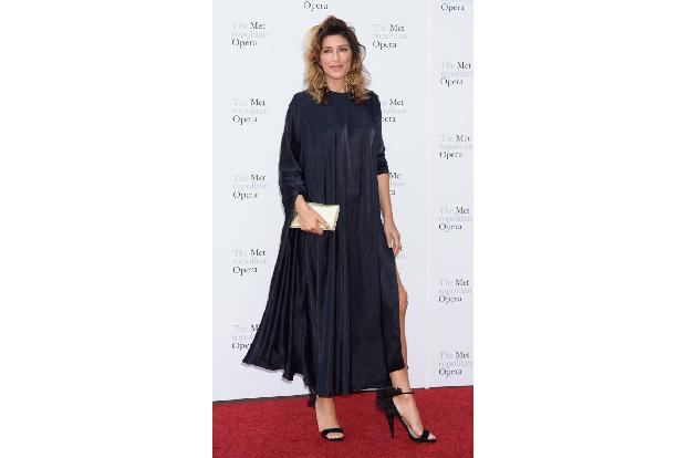 ...geht dort auch so ein Look wie an 'Navy CIS'-Beauty Jennifer Esposito. Denn es gilt die alte Moderegel: Wer Bein zeigt, z...