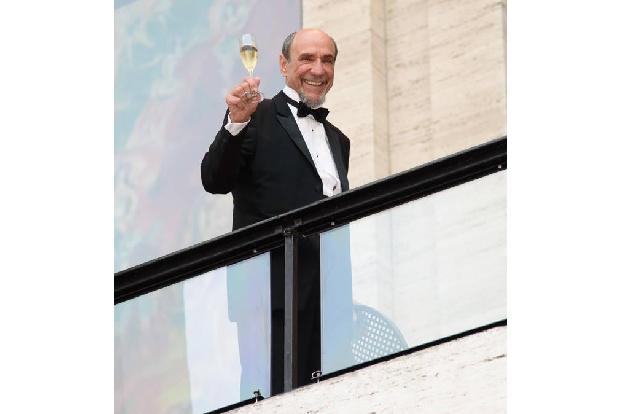 ...genügend Champagner gegeben haben. Oscar- und Golden-Globe-Preisträger F. Murray Abraham hatte zumindest ein Gläschen gef...