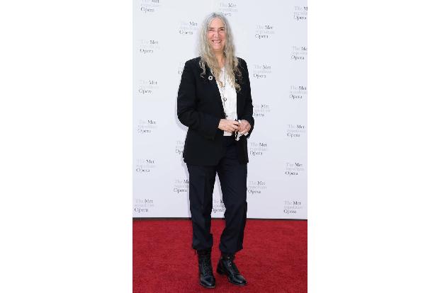 ...Patti Smith sich ebenfalls gegen eine große Robe entschied. Aber bei der Godmother of Punk kann man sich einen anderen al...