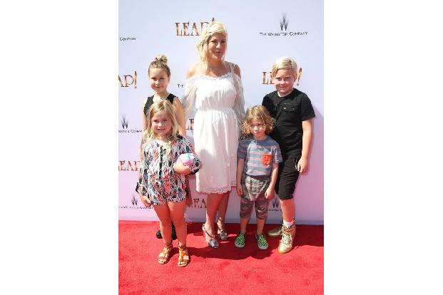 ...sind die Spellings beinahe gemäßigt. Tori erzählte 'Access Hollywood' einst, dass ihr Vater, der berühmte TV-Produzent Aa...