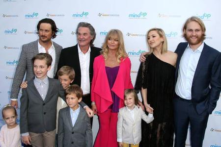 ...Kate und Oliver Hudson im Laufe der Jahre mit ihrem Vater, Bill Hudson, öffentliche Kämpfe ausgetragen hatten. Am Vaterta...