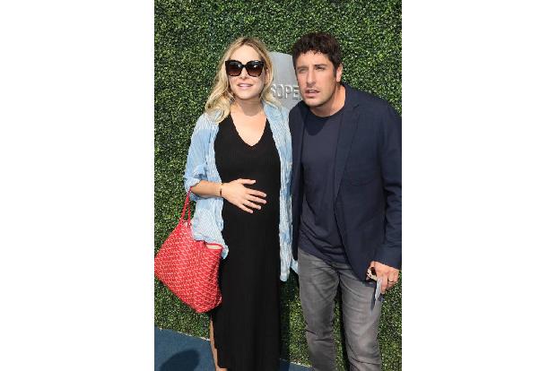 ...man schon lange nicht mehr auf einem roten Teppich sah, war 'American Pie'-Star Jason Biggs, der sich mit Ehefrau Jenny M...