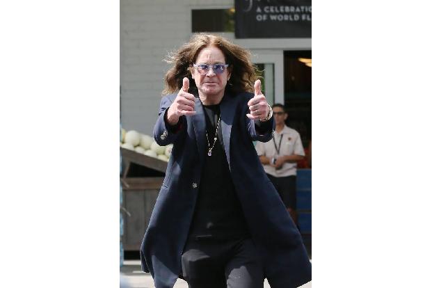 Dass Ozzy Osbourne als Altrocker noch immer lange Haare hat, ist für ihn quasi Pflicht, sind die doch ein Erkennungsmerkmal ... Dass Ozzy Osbourne als Altrocker noch immer lange Haare hat, ist für ihn quasi Pflicht, sind die doch ein Erkennungsmerkmal ...